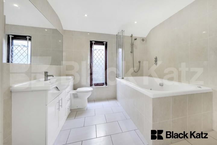 1420 Sq.Ft of living & entertaining space by the River Thames  Elephant lane , Bermondsey / Rotherhithe 